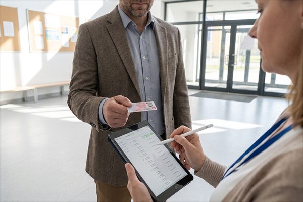 Krok 2 — dyżurna sprawdza dokument tożsamości i wprowadza zgłoszenie odbioru na tablecie