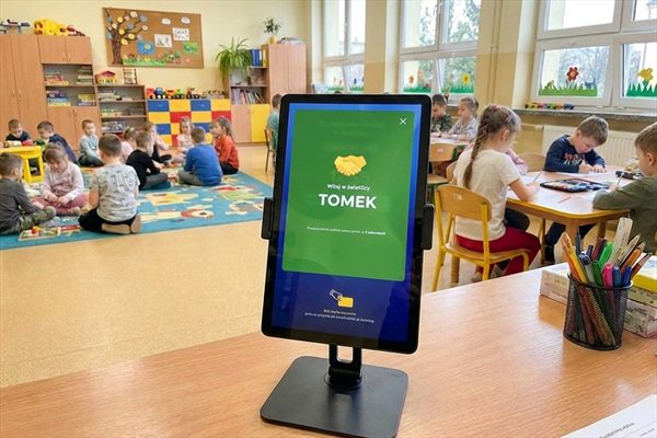 Krok 2 — terminal w świetlicy potwierdza zapisanie wejścia komunikatem powitalnym