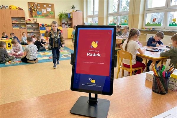 Krok 3 — dziecko wychodzi ze świetlicy, terminal wyświetla komunikat pożegnalny po ponownym odczycie karty