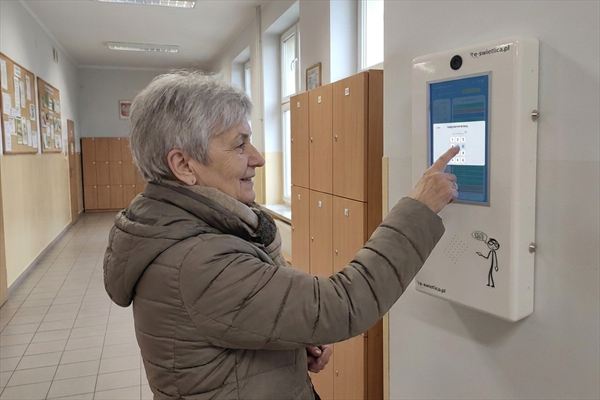 Osoba upoważniona wpisuje indywidualny kod PIN na terminalu e-Świetlicy na szkolnym korytarzu