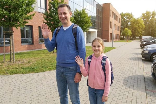 Krok 3 — rodzic z odebranym dzieckiem wychodzi sprzed budynku szkoły