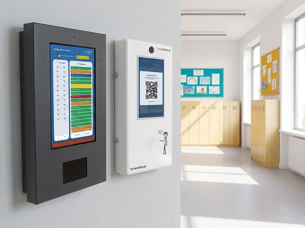 Dwa terminale rodzica e-Świetlicy zamontowane na ścianie szkolnego korytarza: większy w metalowej obudowie i mniejszy w obudowie kompozytowej